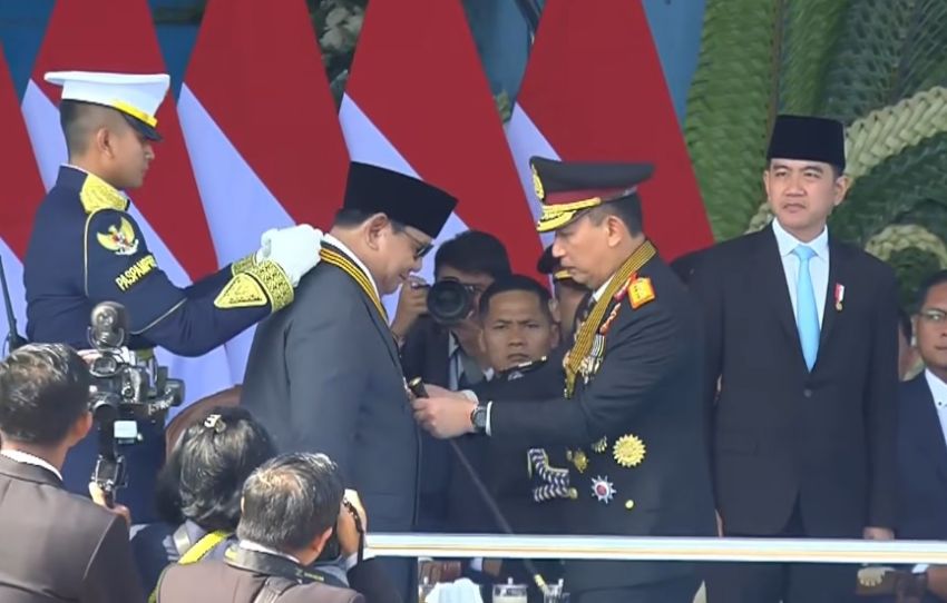 Prabowo Terima Medali Kehormatan Loka Praja Samrakshana dari Polri, Ini Maknanya