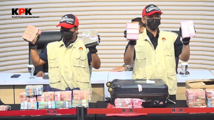 KPK Sita Rp2,7 Miliar dari OTT Bupati Pemalang, Uang Ditemukan di Rumah hingga Koper