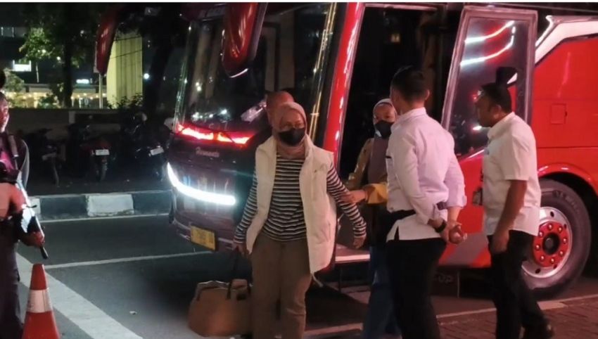 Usai OTT, Istri Bupati Pemalang Tiba di KPK dan Langsung Jalani Pemeriksaan