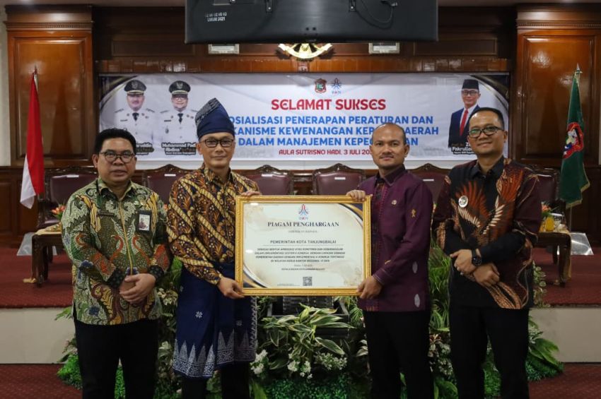 Pemko Tanjungbalai Raih Penghargaan E-Kinerja Tertinggi Kanreg VI BKN, Wali Kota Terima Piagam dari Kepala BKN RI