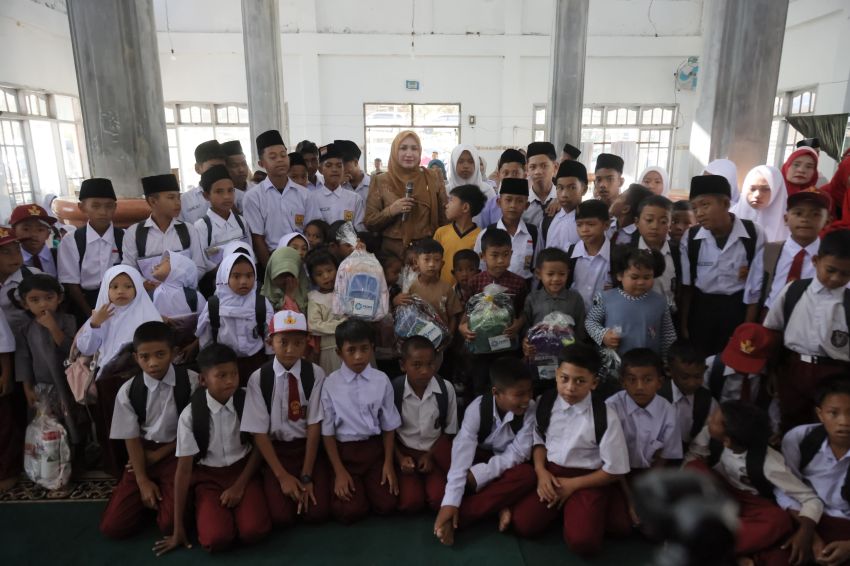 Masih Belajar di Masjid, Siswa Pantan Nangka Dapat Dukungan dan Seragam dari Ketua TP PKK Aceh
