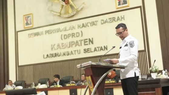 DPRD Labusel Bahas Ranperda Pilkades dan Setujui APBD 2025, Pemkab Tegaskan Komitmen Pemerintahan Transparan