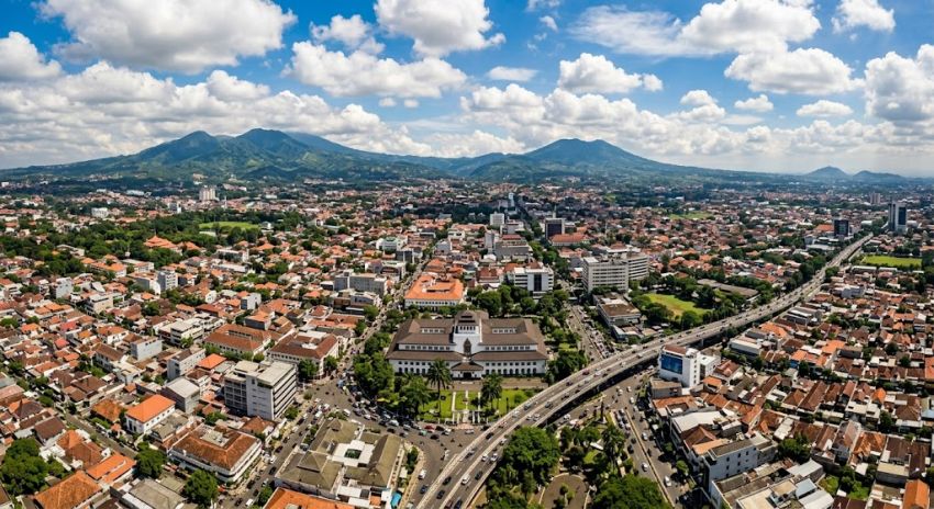 Cuaca Jawa Barat Hari Ini: Bogor dan Sukabumi Diguyur Hujan Ringan, Wilayah Lain Didominasi Cerah
