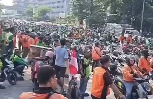 Ratusan Ojol Geruduk DPRD Sumut, Tagih Janji Potongan Aplikasi Maksimal 8 Persen