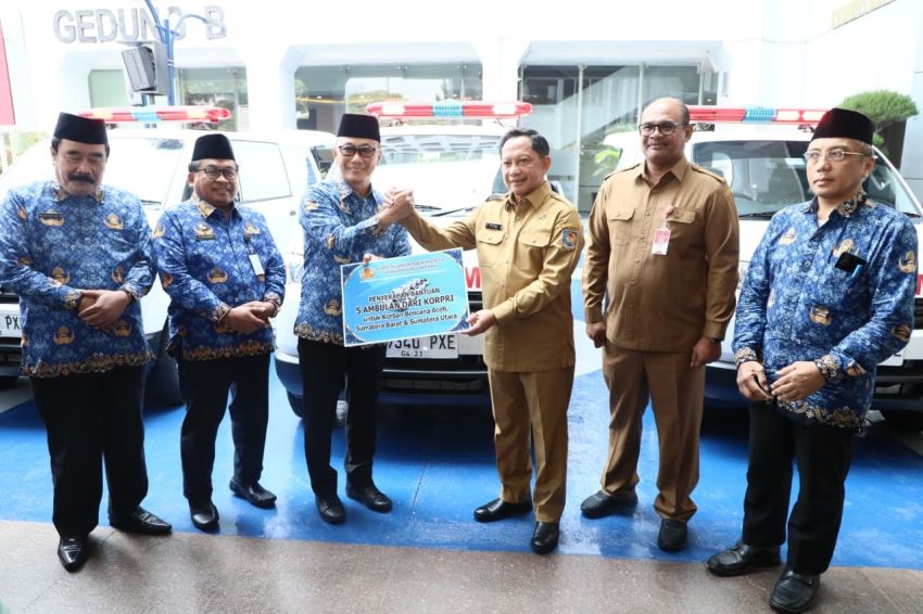 Satgas PRR Salurkan 5 Ambulans ke Wilayah Terdampak Bencana, Layanan Kesehatan Diperkuat