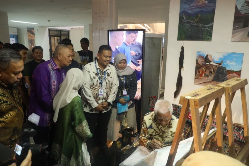 Wagub Sumut Turun Tangan Membatik Motif 50 Tahun PRSU di Medan