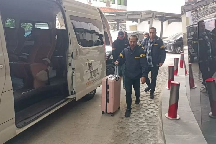 Penyidik Polri Bawa Koper Bertuliskan BAP ke Kejagung, Ada Apa dengan Kasus Febrie Adriansyah?