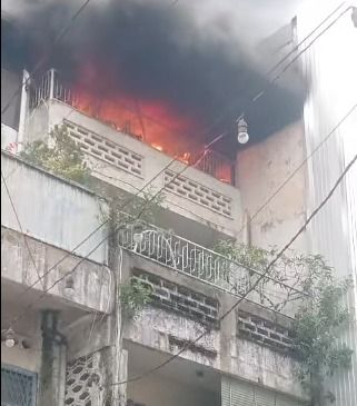 Kebakaran Hebat Hanguskan Ruko di Medan, Api Diduga Berasal dari Lantai Empat