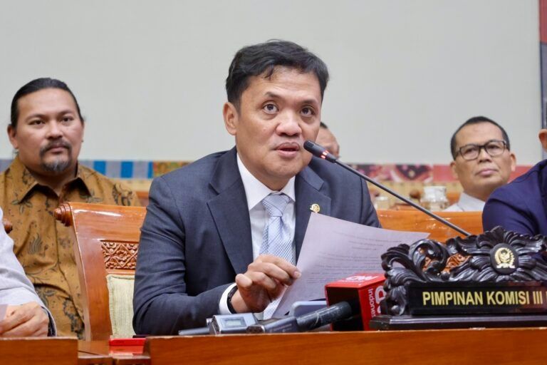 DPR Respons Usulan Mahfud MD, KPK Dipersilakan Ambil Alih Kasus Febrie Adriansyah