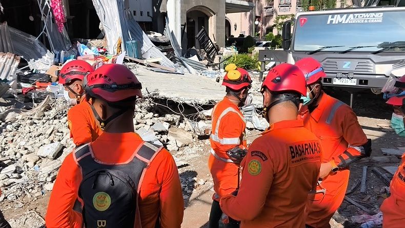 Hari Kedua Ledakan Grand Polonia Medan, Tim SAR Berpacu dengan Waktu Cari Dua Korban