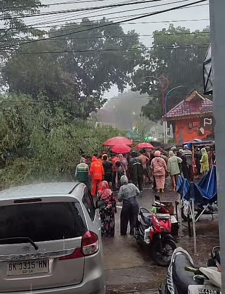 Diterjang Angin Kencang, Pohon Besar Tumbang Blokir Jalan di Tanah Lapang Merdeka Binjai