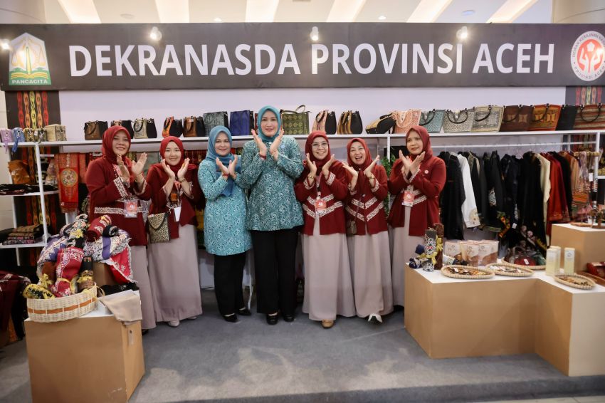 Ketua Dekranasda Aceh Tinjau Stand di Makassar, Pastikan Produk UMKM Curi Perhatian Pengunjung