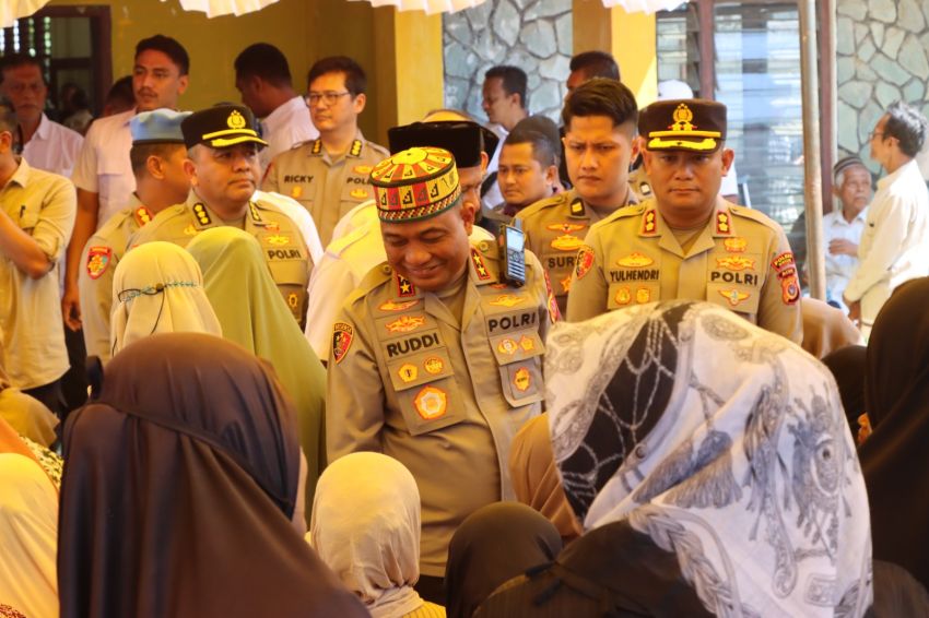 Kunjungan Perdana ke Bireuen, Kapolda Aceh Salurkan 1.000 Paket Sembako untuk Korban Bencana