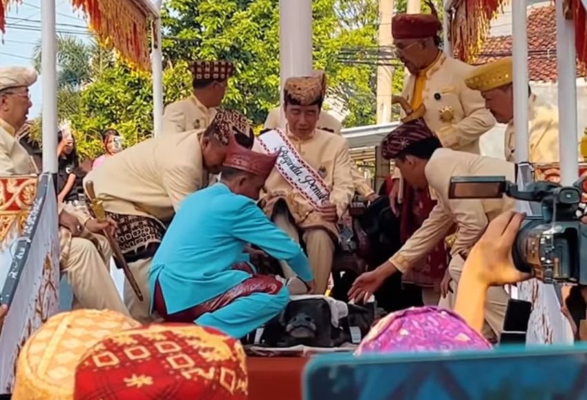 Tak Menyangka Ada Prosesi Injak Kepala Kerbau Saat Penerimaan Gelar Adat di Lampung, Jokowi: Wah Ini Nanti Ramai Ini