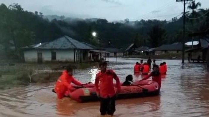 Tanggul Jebol di Tapteng, 200 KK Terdampak Banjir Usai Hujan Deras