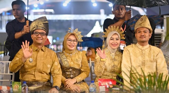 Kenakan Busana Adat Melayu, Wali Kota Tanjungbalai Meriahkan Karnaval Budaya Nusantara APEKSI XVIII di Medan