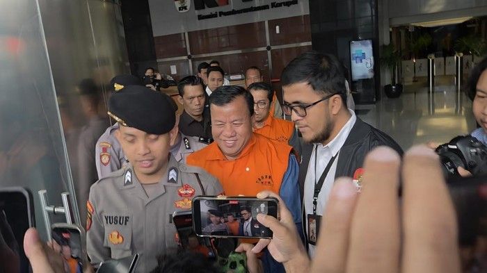 Bupati Kuansing Resmi Ditahan KPK usai OTT, Sempat Minta Doa Sebelum Digiring ke Rutan