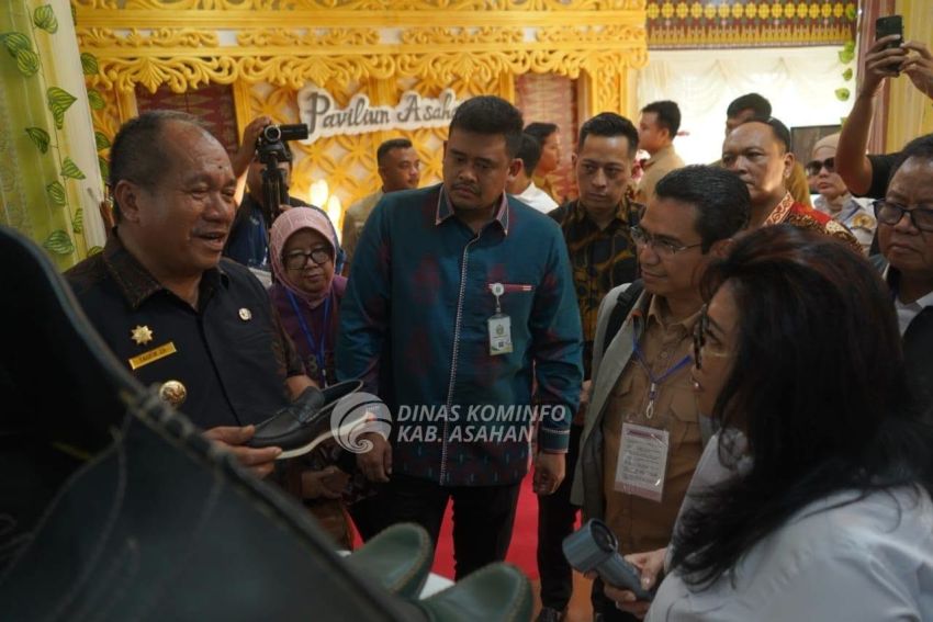 Ketua Tim Komisi VII DPR RI dan Gubernur Sumut Kunjungi Paviliun Asahan di PRSU 2026, Sepatu Bunut Jadi Primadona