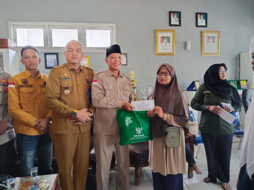 Baznas Tanjab Timur Salurkan Rp117 Juta untuk Korban Puting Beliung dan Pelajar di Kuala Jambi