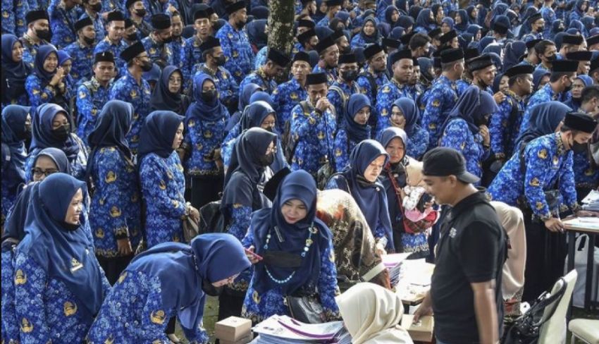 DPR Minta Rekrutmen Guru Honorer Baru Dihentikan, Fokus Tuntaskan Status PPPK