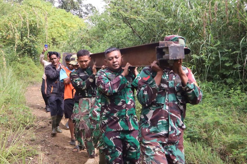 Medan Berlumpur dan Sungai Deras Tak Halangi Prajurit TNI Bangun Jembatan di Gayo Lues, Pulihkan Akses Warga Pedalaman