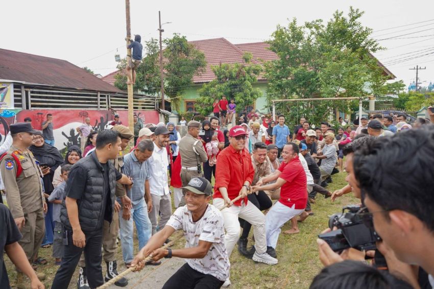 HUT ke-81 RI di Medan Amplas Meriah, Rico Waas Ikut Tarik Tambang Bersama Warga