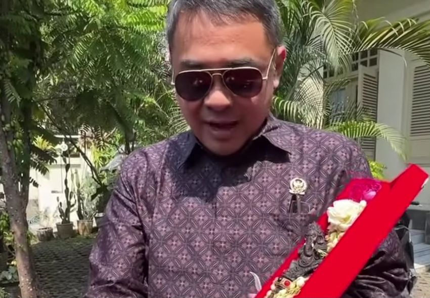 Anggota DPD RI dari Bali Serahkan Tongkat Ganesha kepada Jokowi, Singgung Estafet Kepemimpinan ke Gibran