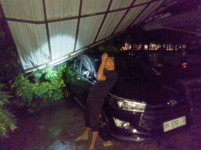 Dua Mobil Dinas Ketua DPRD Medan Ringsek Tertimpa Pohon Tumbang Akibat Hujan Deras, Kinerja DLH Medan Jadi Sorotan