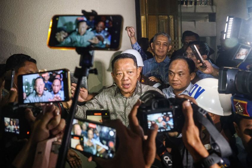 3 Jam Digeledah Malam Hari, Rumah Eks Jampidsus Febrie Adriansyah Disita Dokumen TPPU