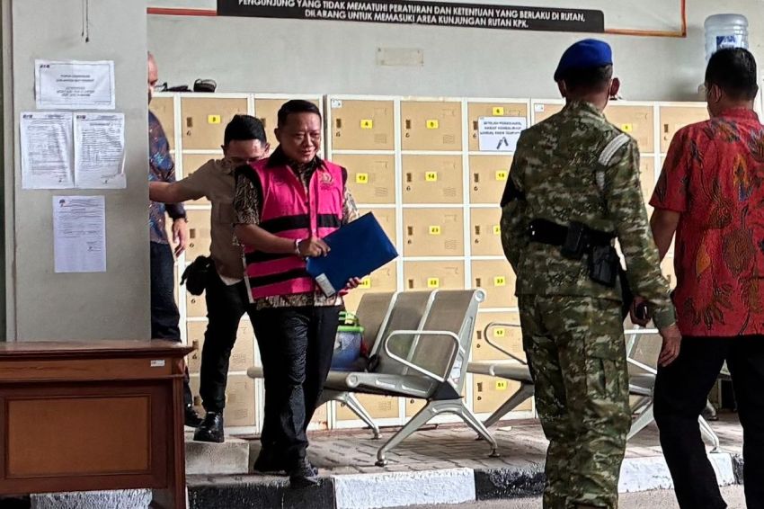 Rompi Pink dan Borgol Melekat di Tubuh Febrie Adriansyah saat Diperiksa Kejagung