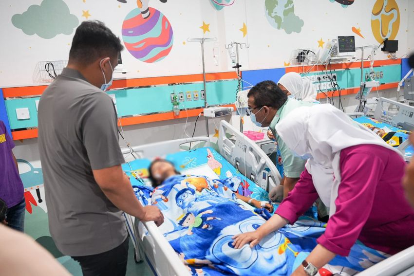 Bobby Nasution Jenguk Pelajar Korban Dugaan Keracunan MBG, Kondisinya Lebih Parah