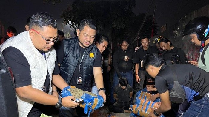 Sempat Kabur Lewat Trotoar hingga Mobilnya Ditabrak Polisi, Kurir 93 Kg Ganja Aceh-Medan Akhirnya Diringkus