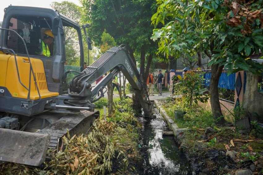 Pemko Medan Bersihkan Parit Tersumbat di Jalan Taduan, Target Pasang U-Ditch pada 2027