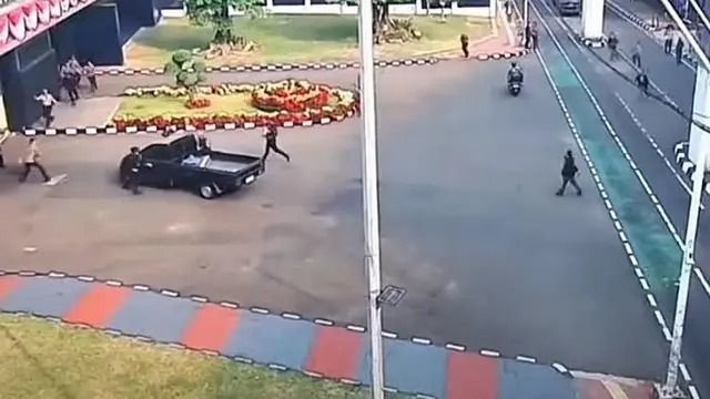 Mabuk Berat & Bawa Sajam, Ulah Nekat Sopir Pikap Asal Jember Terobos Gerbang DPR Berujung Borgol Polisi