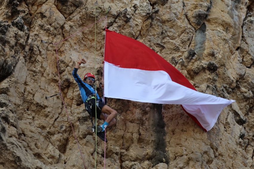 Kibarkan Merah Putih di Tebing Ekstrem Lampuuk: Komunitas Pemancing Padukan Perayaan HUT RI dengan Edukasi Keselamatan Rockfishing