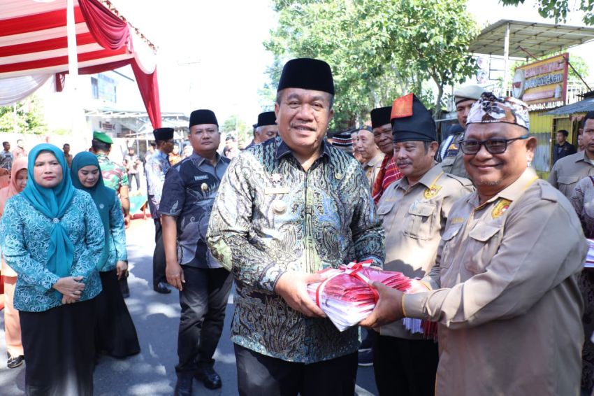 Bupati Asahan Lepas Pawai Kebangsaan dan Bagikan Ribuan Bendera Merah Putih