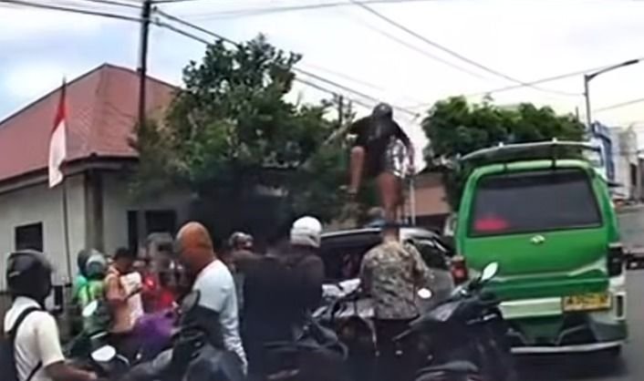 Diduga Kabur Usai Tabrak Pengendara Motor, Sopir Mobil Diamuk Warga di Pematangsiantar