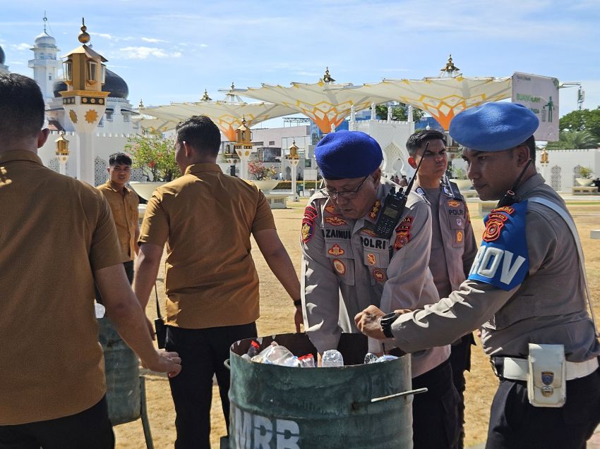 Dari Doa ke Sapu Lidi, Wakapolda Aceh Turun Langsung Bersihkan Masjid Raya Usai Zikir HDA