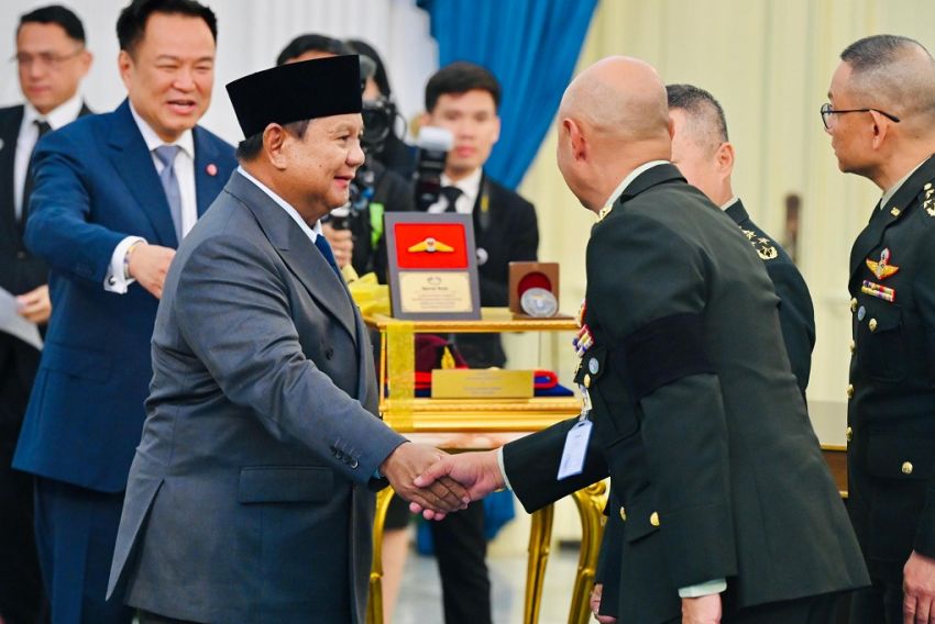 Jadi yang Pertama di Dunia, Prabowo Disematkan Baret Merah Pasukan Khusus Thailand