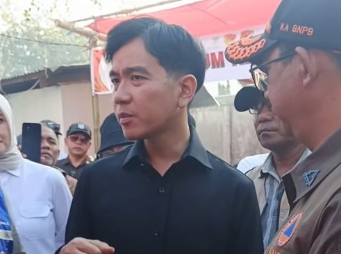 Kunjungi Pengungsi Gempa Sikka, Gibran: Negara Hadir dan Masyarakat NTT Tidak Sendirian