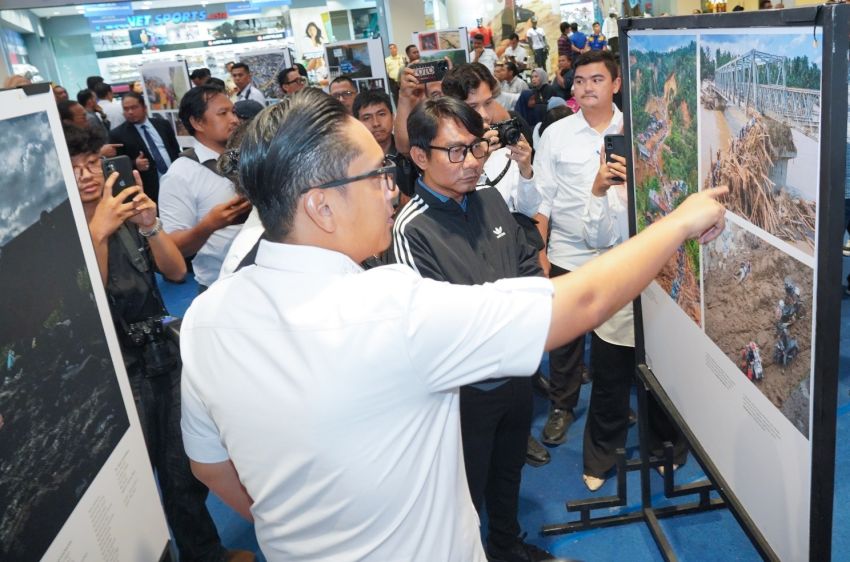 Rico Waas Apresiasi Pameran Foto &ldquo;Prahara Pulau Emas&rdquo;: Foto Jurnalistik Bisa Ciptakan Harapan
