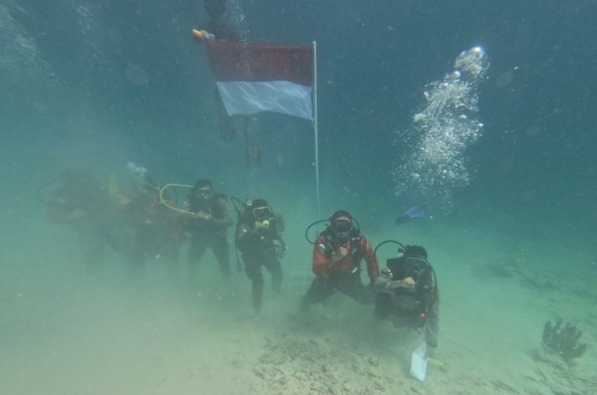 HUT Ke-81 RI, Polres Simeulue Kibarkan Merah Putih di Bawah Laut