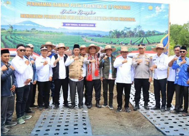 Tanam Bawang Putih Sambil Terhubung Zoom ke Kapolri, Kapolda Aceh Juga Bagikan 500 Paket Sembako di Takengon