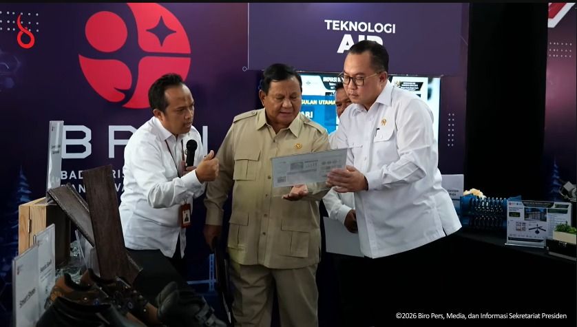 Prabowo Uji Genteng Komposit BRIN di Istana, Dibanting dan Diinjak Tetap Utuh