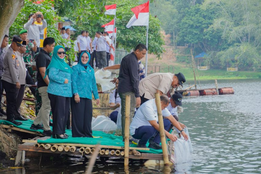 Sambut HUT ke - 81 RI, TP PKK Batu Bara  Gaungkan Gerakan Peduli Lingkungan di Danau Laut Tador