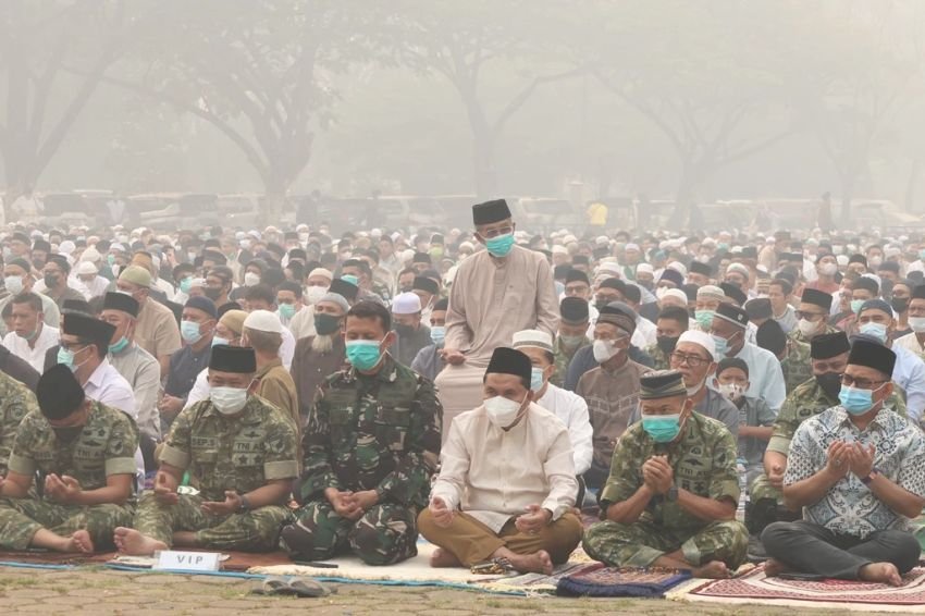 Lima Pekan Terjebak Kabut Asap, Ribuan Warga Pontianak Gelar Salat Istisqa Minta Hujan Turun