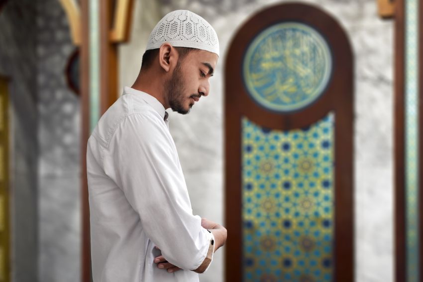 Dari Gerakan Jenggot Nabi, Ini Rahasia Kenapa Sholat Zuhur dan Asar Dibaca Lirih