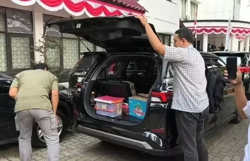 Bawa Dua Koper Besar, KPK Geruduk Kantor Disdik Kabupaten Bogor Terkait Korupsi Pengadaan