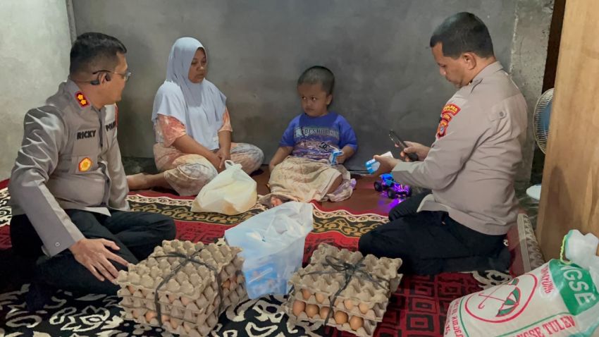Rayakan HUT RI ke-81, Kapolres Aceh Selatan Salurkan Kursi Roda untuk Anak Disabilitas
