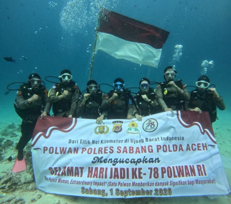 Rayakan HUT Polwan ke-78, Polwan Polres Sabang Kibarkan Merah Putih di Bawah Laut Pulau Rubiah
